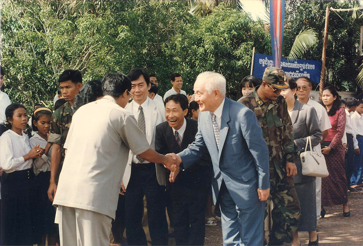 創設者と学生たち