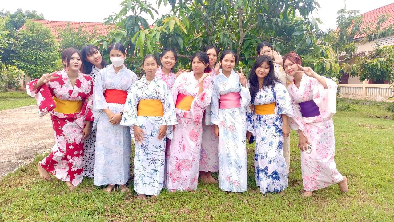 七夕祭りの屋外会場で笹飾りを楽しむ参加者