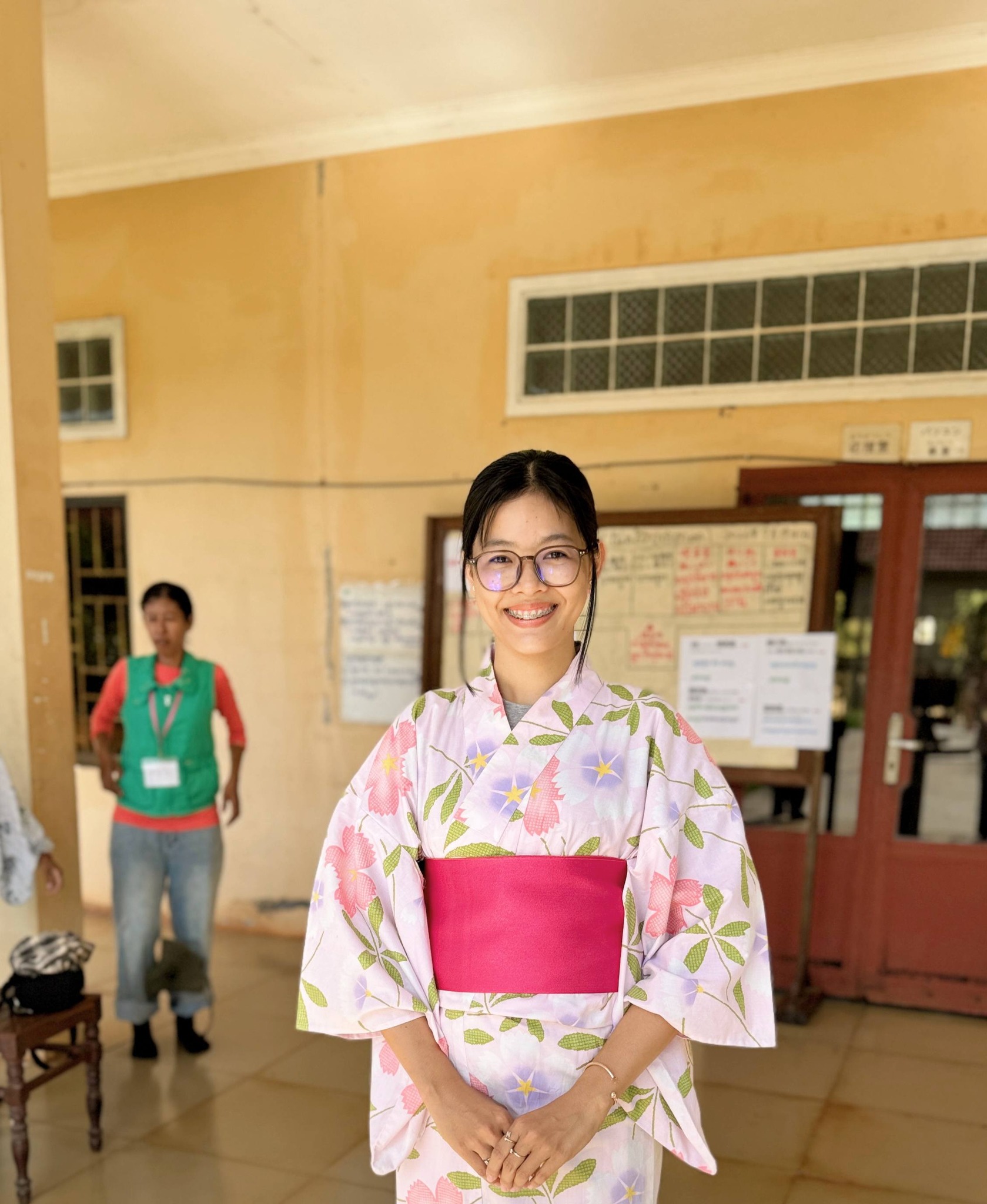 浴衣姿で七夕祭りに参加する山本日本語学校の学生