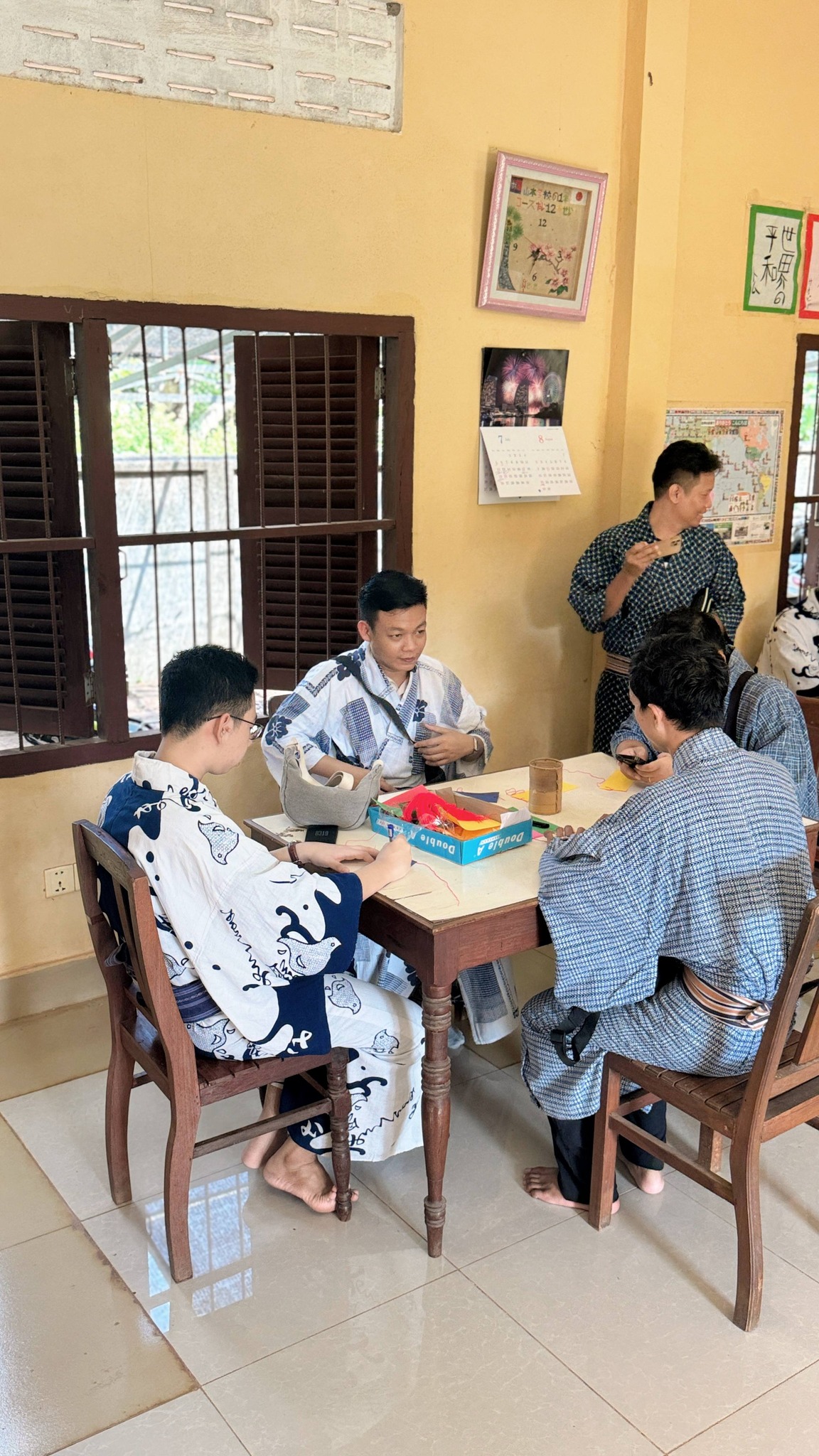 浴衣をまとい短冊に願いを書く山本日本語学校の生徒たち